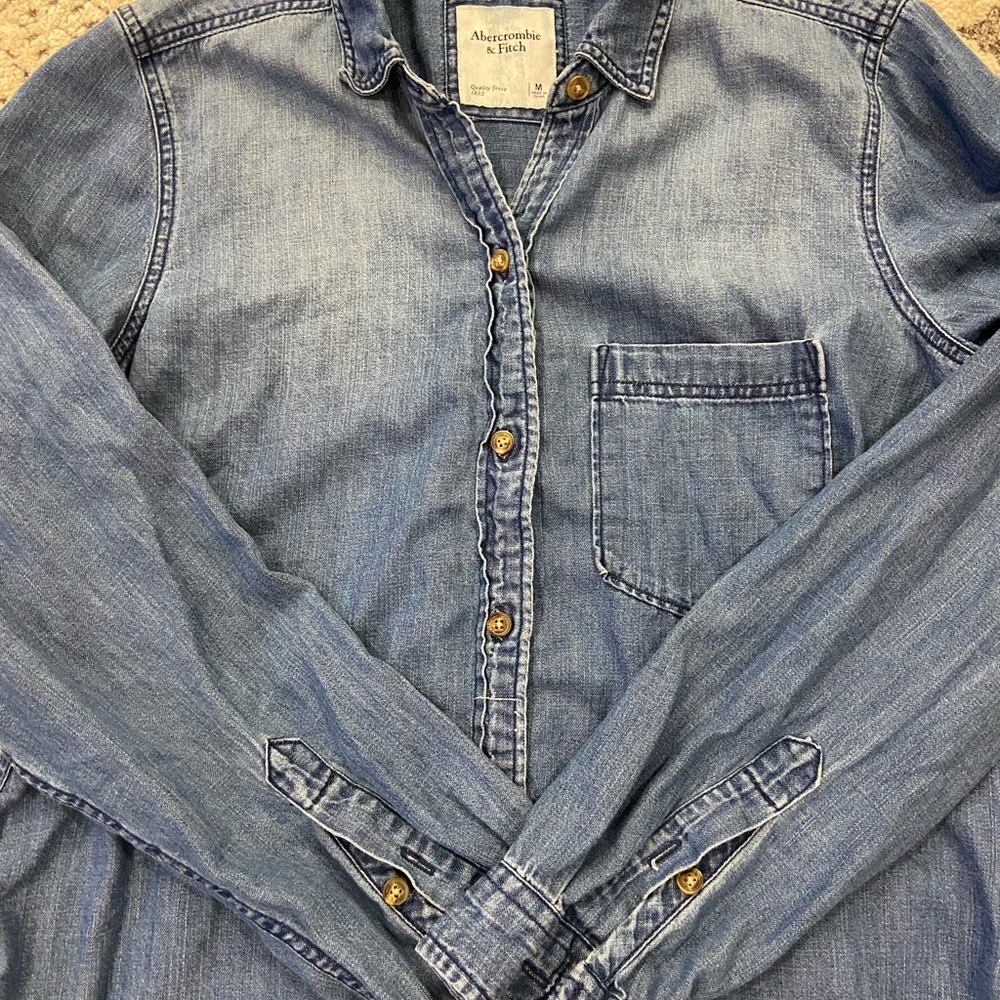 Abercrombie & Fitch Women’s chambray button up shirt